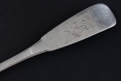 CUILLER A SERVIR en argent (950). 
PARIS,...