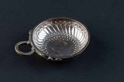 TASSE A VIN en argent (950).
PARIS, 1787-1788....