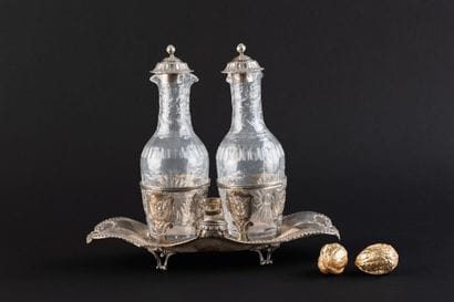 HUILIER-VINAIGRIER en argent (950).
PARIS,...