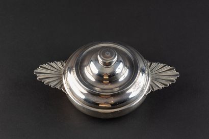 ECUELLE COUVERTE en argent (950). 
CHALON-SUR-SAONE,...