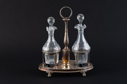 HUILIER-VINAIGRIER en argent (800). 
PARIS,...