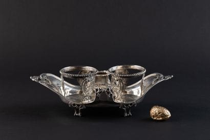 HUILIER-VINAIGRIER en argent (950). 
PARIS,...