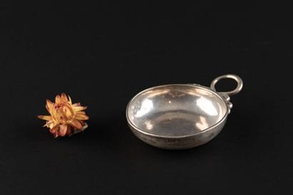 TASSE A VIN en argent (950). 
NANTES, orfèvre...