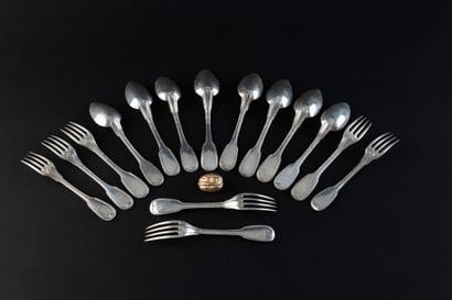 HUIT CUILLERS A SOUPE ET SEPT FOURCHETTES...