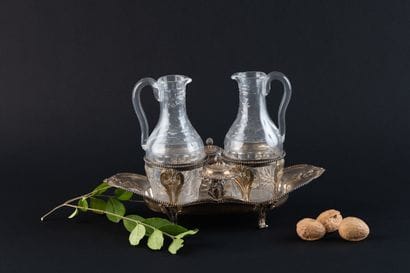 HUILIER-VINAIGRIER en argent (950). 
PARIS,...