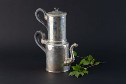 CAFETIERE A FILTRE en argent (950).
PARIS,...