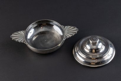 ECUELLE COUVERTE en argent (950). 
CHALON-SUR-SAONE,...