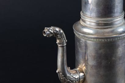 CAFETIERE A FILTRE en argent (950).
PARIS,...