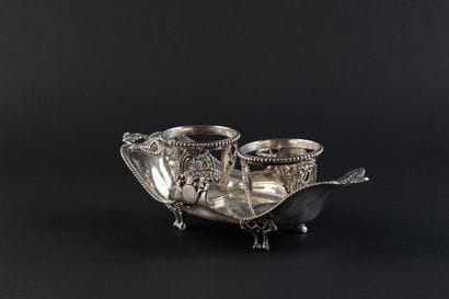 HUILIER-VINAIGRIER en argent (950). 
PARIS,...