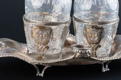 HUILIER-VINAIGRIER en argent (950).
PARIS,...