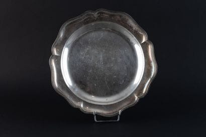 PLAT en argent (950).
NANTES, Philippe LAUMAILLE...