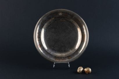 PLAT en argent (950).
PARIS Jacques-Grégoire...