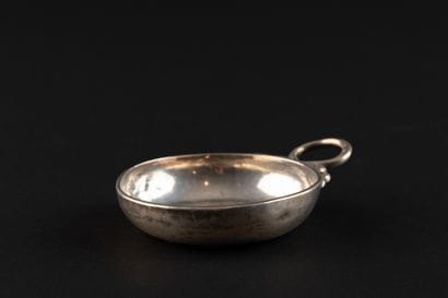 TASSE A VIN en argent (950). 
NANTES, orfèvre...