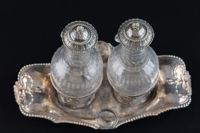 HUILIER-VINAIGRIER en argent (950).
PARIS,...