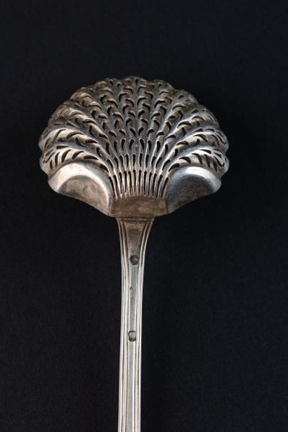 CUILLER SAUPOUDREUSE en argent (950).
PARIS,...