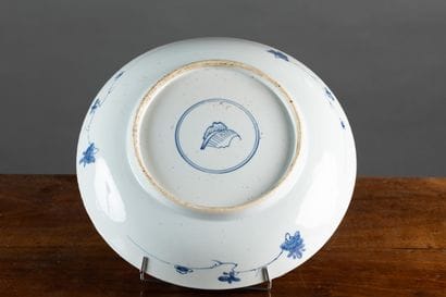 CHINE
Grand plat rond creux en porcelaine...