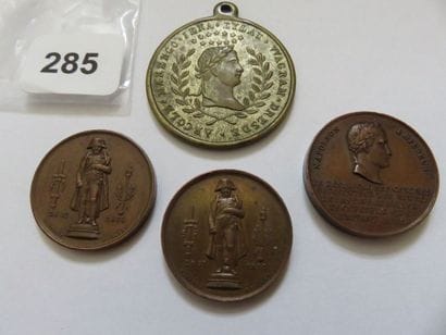 Lot de 4 médailles de Napoléon Bonaparte...