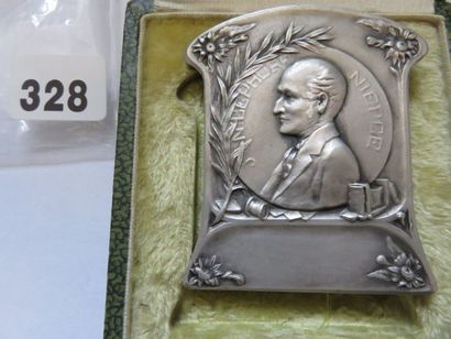 Plaquette - La Photographie - A/ Femme faisant...