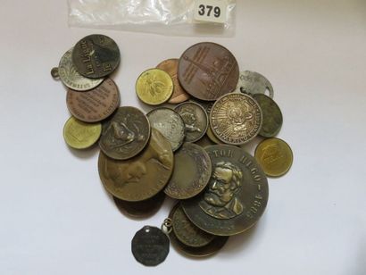 Lot de 31 médailles et jetons divers, en...