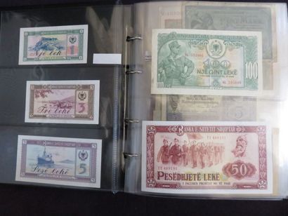 Classeur de 233 billets de l'Europe (dont...