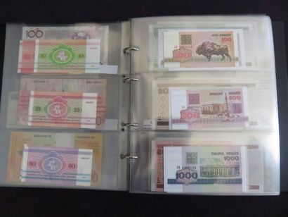 Classeur de 233 billets de l'Europe (dont...
