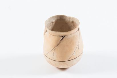 TRAVAIL CONTEMPORAIN Vase en terre cuite...