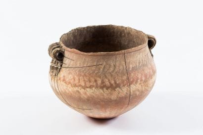 TRAVAIL CONTEMPORAIN Pot à anses en terre...