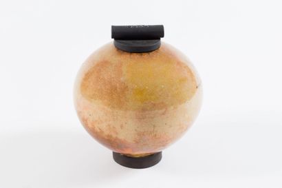 TRAVAIL CONTEMPORAIN Pot à couvercle en raku,...