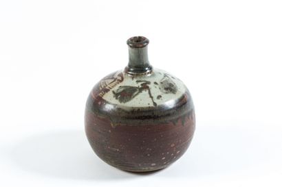 TRAVAIL CONTEMPORAIN Vase en terre cuite...