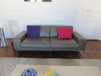 ROCHE BOBOIS Canapé en cuir gris