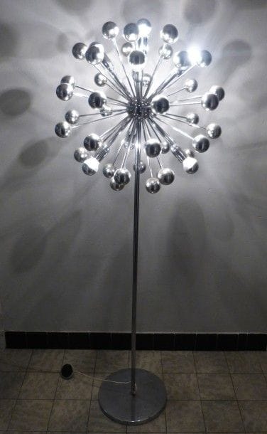 Circa 1970 Lampadaire spoutnik en métal chromé...