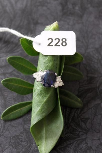 Bague or gris 750 millièmes, sertie d'un...