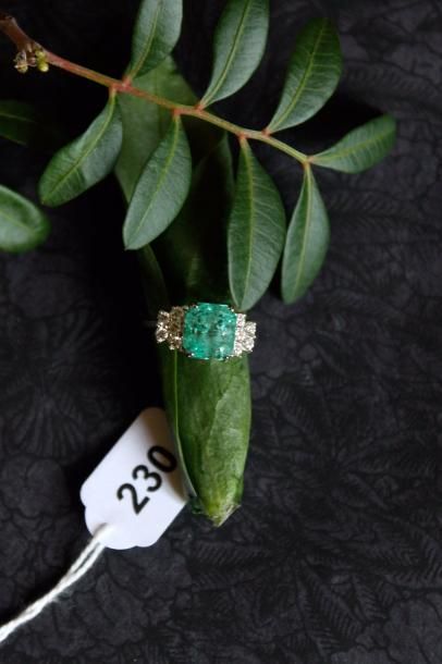 Bague or gris 750 millièmes, ornée d'une...
