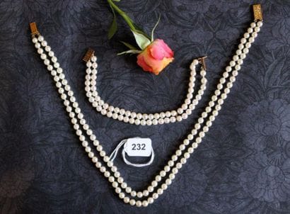 Parure comprenant un collier de perles de...