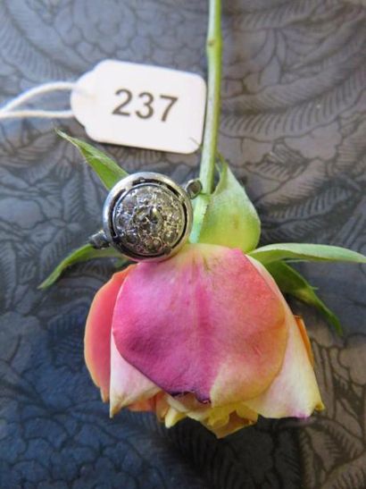 Bague or gris 750 millièmes agrémentée d'un...