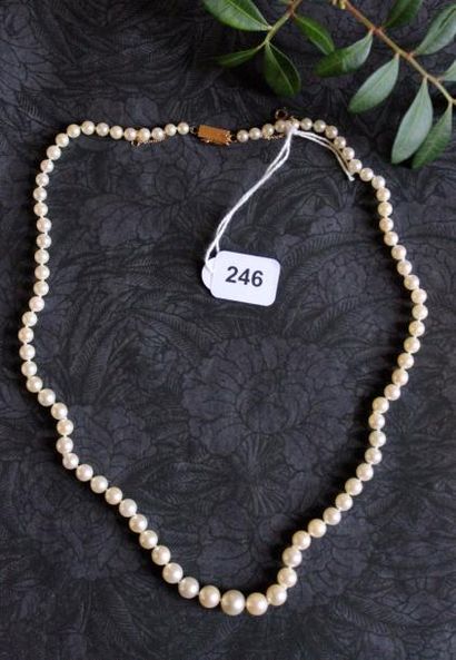 Collier composé de 83 perles de culture,...