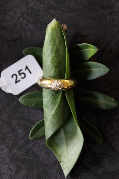 Bague jonc or jaune 750 millièmes agrémentée...