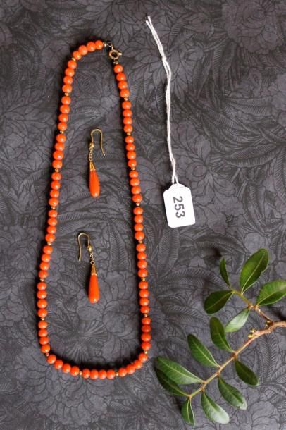 Collier orné de 80 perles de corail intercalées...