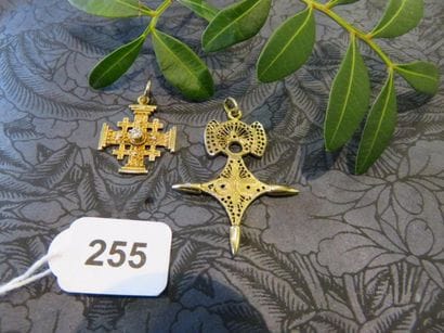 Lot de deux croix or jaune 750 millièmes,...