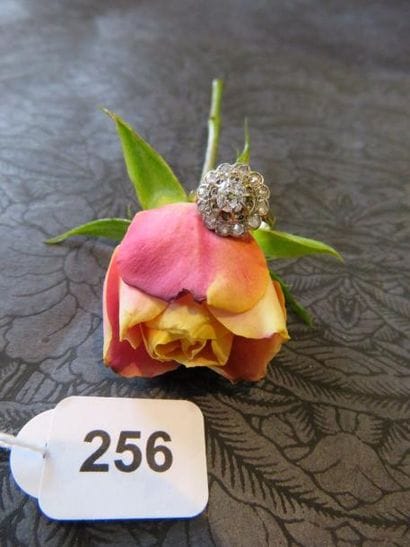 Bague or jaune 750 millièmes, forme marguerite...