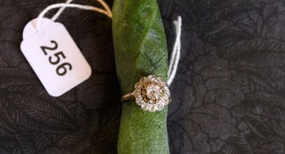 Bague or jaune 750 millièmes, forme marguerite...