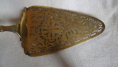 Pelle à gâteau en argent doré. Décor ajouré...
