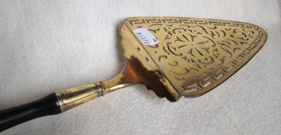Pelle à gâteau en argent doré. Décor ajouré...