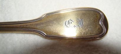 Cuiller saupoudreuse en argent doré.
Modèle...
