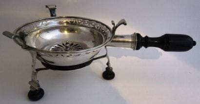 Réchaud de table en argent. Tripode, circulaire,...