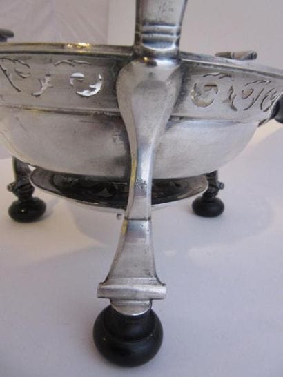 Réchaud de table en argent. Tripode, circulaire,...