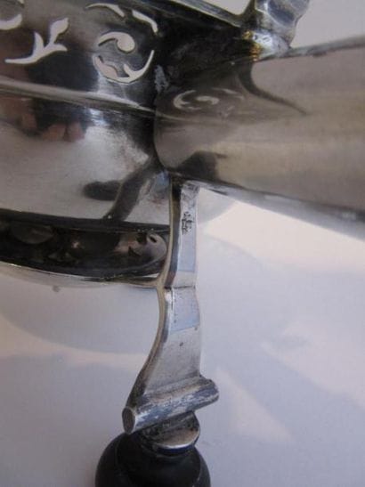 Réchaud de table en argent. Tripode, circulaire,...