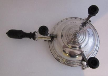 Réchaud de table en argent. Tripode, circulaire,...