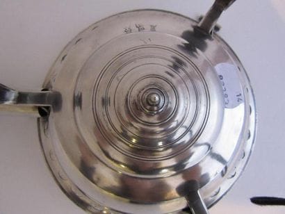 Réchaud de table en argent. Tripode, circulaire,...