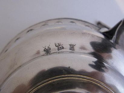 Réchaud de table en argent. Tripode, circulaire,...